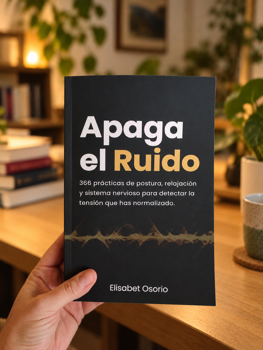 Portada de APAGA EL RUIDO en las manos de una lectora