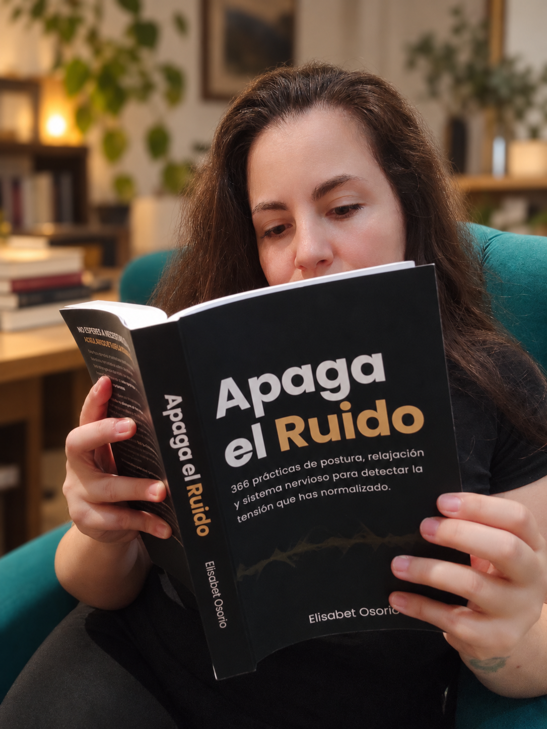 Elisabet leyendo APAGA EL RUIDO en un rincón de casa