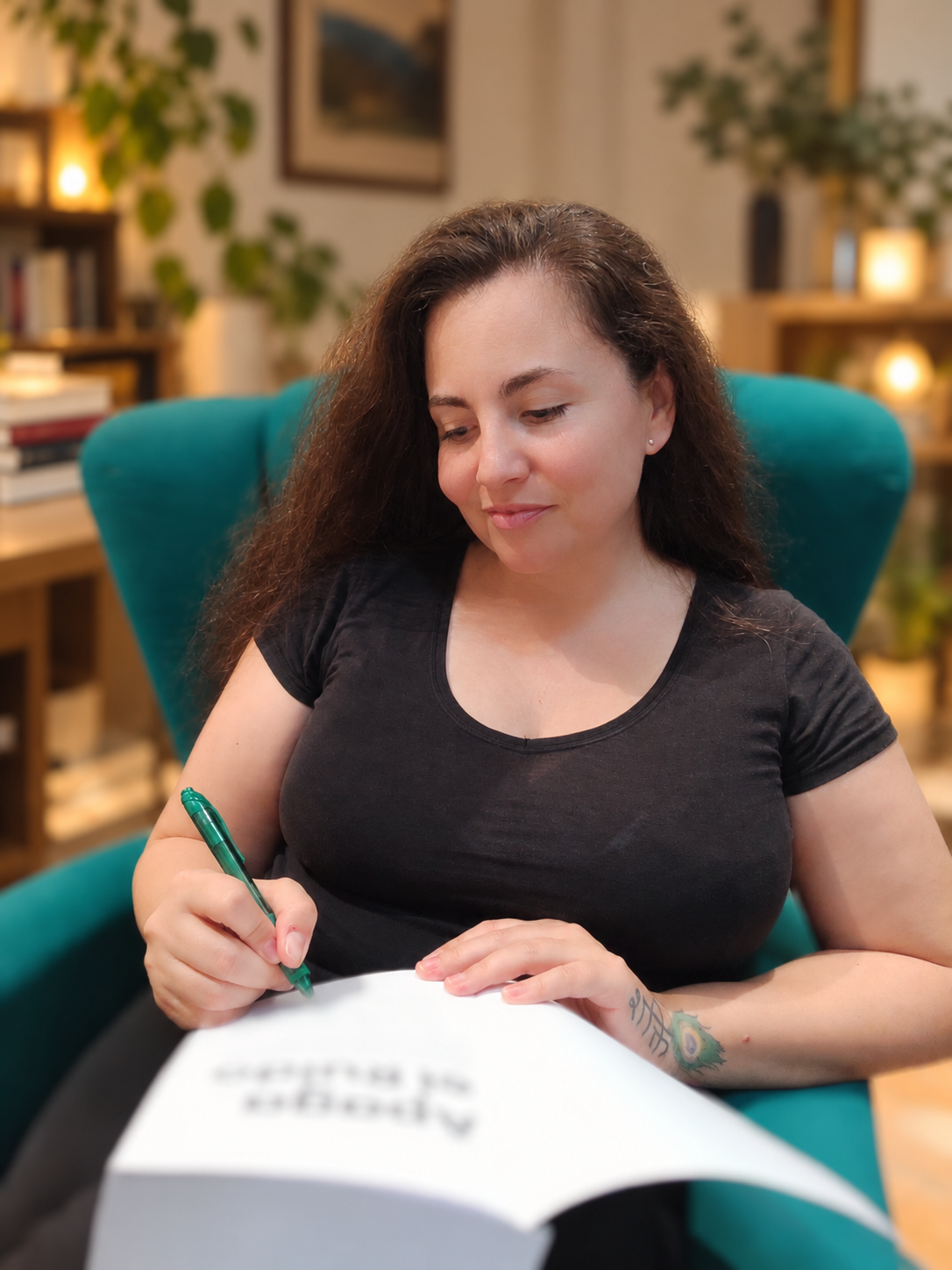 Elisabet escribiendo a mano una dedicatoria en APAGA EL RUIDO